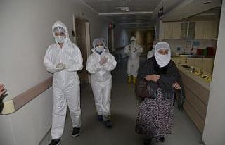 Korona virüsünü yenip alkışlarla taburcu oldular