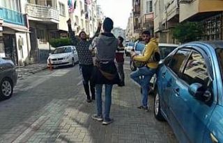 Koronayı hiçe sayıp darbuka çalarak para toplayan...