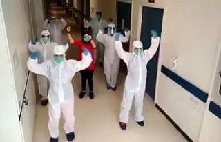 Koronayı yendi ‘Erik Dalı’ eşliğinde taburcu...