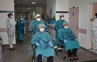 Koronayı yenen 3 hasta alkışlarla taburcu edildi