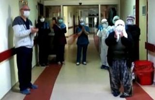 Koronayı yenen Altun teyze alkışlarla taburcu edildi