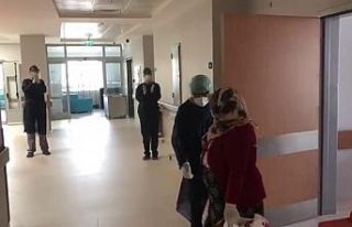 Koronayı yenen yaşlı kadın sağlık çalışanlarının...
