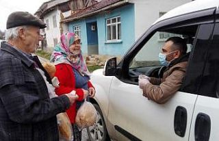Köy köy dolaşıp yaşlıların ekmeğini kapısına...