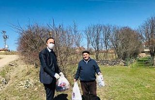 Köy muhtarı, 65 yaş üstü vatandaşların gıda...