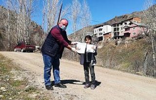 Köy okulu öğretmenleri öğrencilerini yalnız...