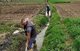 Köyde imece usulü sulama kanalı temizliği