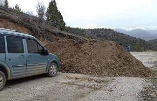 Köylüler yolu kapatıp korona virüs önlemi aldı