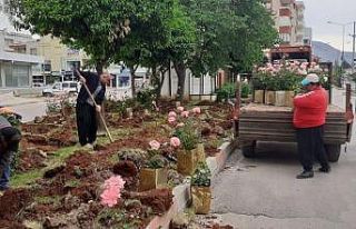 Kozan çiçekli karşılamaya hazırlanıyor