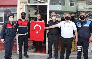 Kozan sokakları Türk bayrakları ile donatıldı