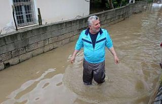 Kozan’da evler sular altında kaldı