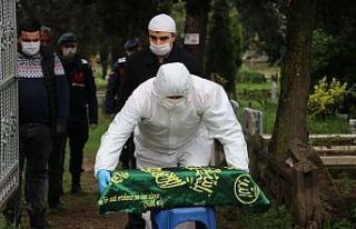 Küçük bebek korona virüsten ölen annesine mezarda...