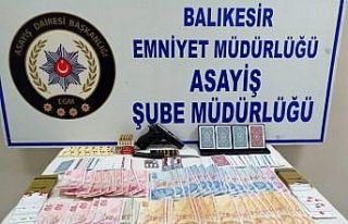 Kumarda basıldılar, sosyal mesafeden cezayı yediler