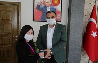 Kumbarasını bağışlayan Elanur’a, Başkan Cabbar’dan...