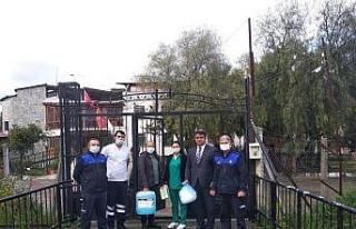 Kuşadası Belediyesi engellilere maske, eldiven ve...