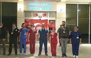 Kuşadası Devlet Hastanesi personeli İstiklal Marşı...