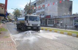 Kuşadası’nda cadde ve sokaklar dezenfekte edildi