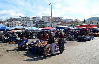 Kuşadası’nda pazaryerine gelenlerin ateşi ölçüldü