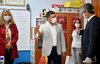 Kuşadası’ndaki emek atölyeleri maske üretimine...