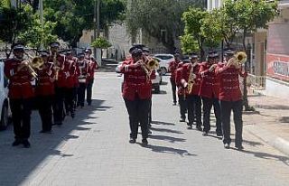 Kuşadası’nın efsane bandosu moral konserlerine...
