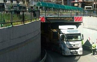 Kütahya’da yüksekliği hesaplamayan tır sürücüsü...