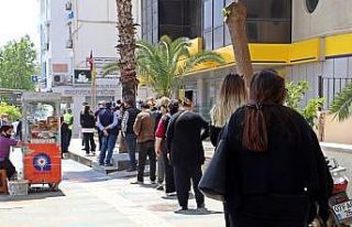 Kuyrukta beklemekten yorulan vatandaşlar yerlere...