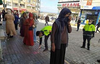 Kuyrukta sosyal mesafeye çizgili önlem