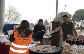 Kuyucak Belediyesi esnaf ve vatandaşlara maske dağıttı