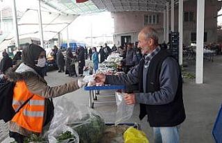 Kuyucak Belediyesi pazaryerlerinde esnafa maske dağıttı