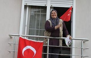 Kuyucak Belediyesi vatandaşlara bayrak dağıttı