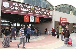 Kuyucaklılar erken kurulan pazarda ihtiyaçlarını...