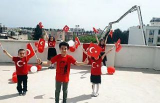 Kuzenler 23 Nisan’ı evin terasında kutladı