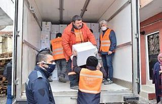 Lapseki’de 2 bin aileye yardım kolisi dağıtıldı