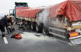 Lastikleri yanan tıra itfaiye müdahale etti