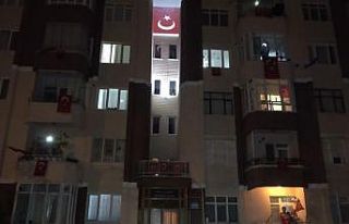 Lise öğrencisi balkonuna müzik sistemi kurdu mahalleliyi...