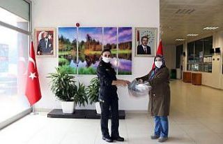 Liseli öğrencilerden polislere siperlik desteği