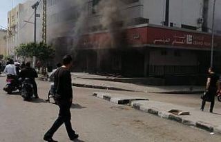 Lübnan’da banka şubeleri ateşe verildi