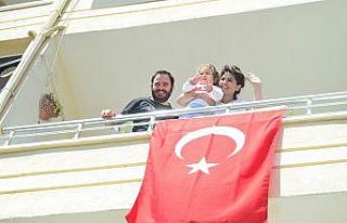 Lüleburgaz’da 23 Nisan balkonlardan kutlandı
