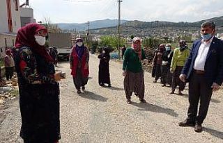 Mahalle halkından maske ve eldivenli baz istasyonu...