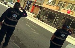Mahalleliden zabıta ekiplerine İstiklal Marşı...