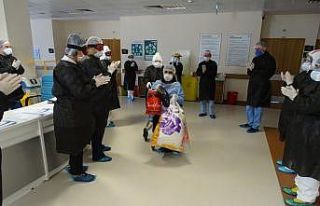 Manisa’da korona virüsten iyileşen 5 hasta alkışlarla...