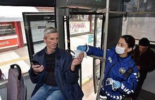 Manisa’da toplu taşımada vatandaşlara maske desteği
