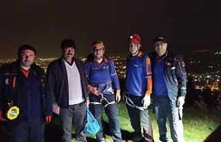 Mantar toplamak isterken uçurumda mahsur kaldı