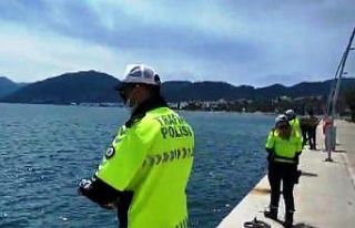 Marmaris polisi denizdeki balıkları besledi