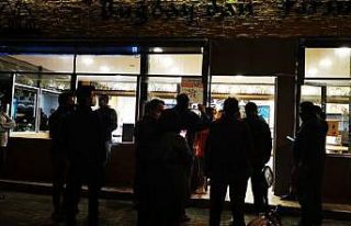 Marmaris’te fırın ve marketler önünde uzun kuyruklar...