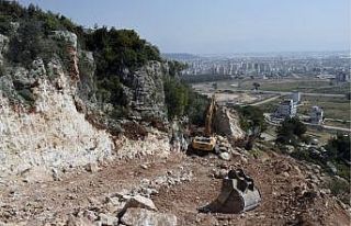 Masa Dağındaki yol yapımı için kayalar kesildi