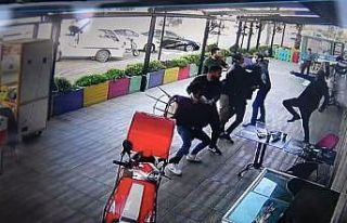 Maske kavgası sosyal mesafe dinlemedi, sandalyeler...