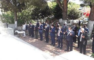 Maskeli ve sosyal mesafeli anma töreni