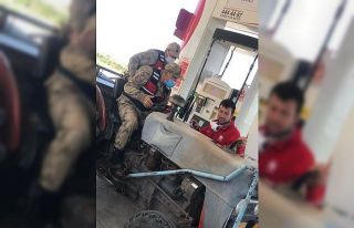 Mazotu biten çiftçinin yardımına jandarma koştu