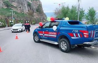 Mehmetçik, araçlarını süsledi çocukları sevindirdi