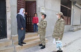 Mehmetçikten evinden çıkamayan vatandaşlara yardım